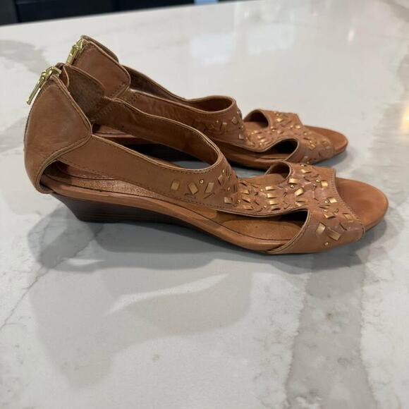 Clarks Artisan Leather Sandal Womens 7.5 Tan Gold Wedge Back Zip Brown Comfort - Picture 2 of 8